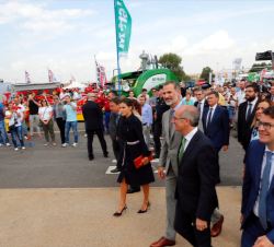 Sus Majestades los Reyes durante el recorrido al área de exposición de maquinaria agrícola